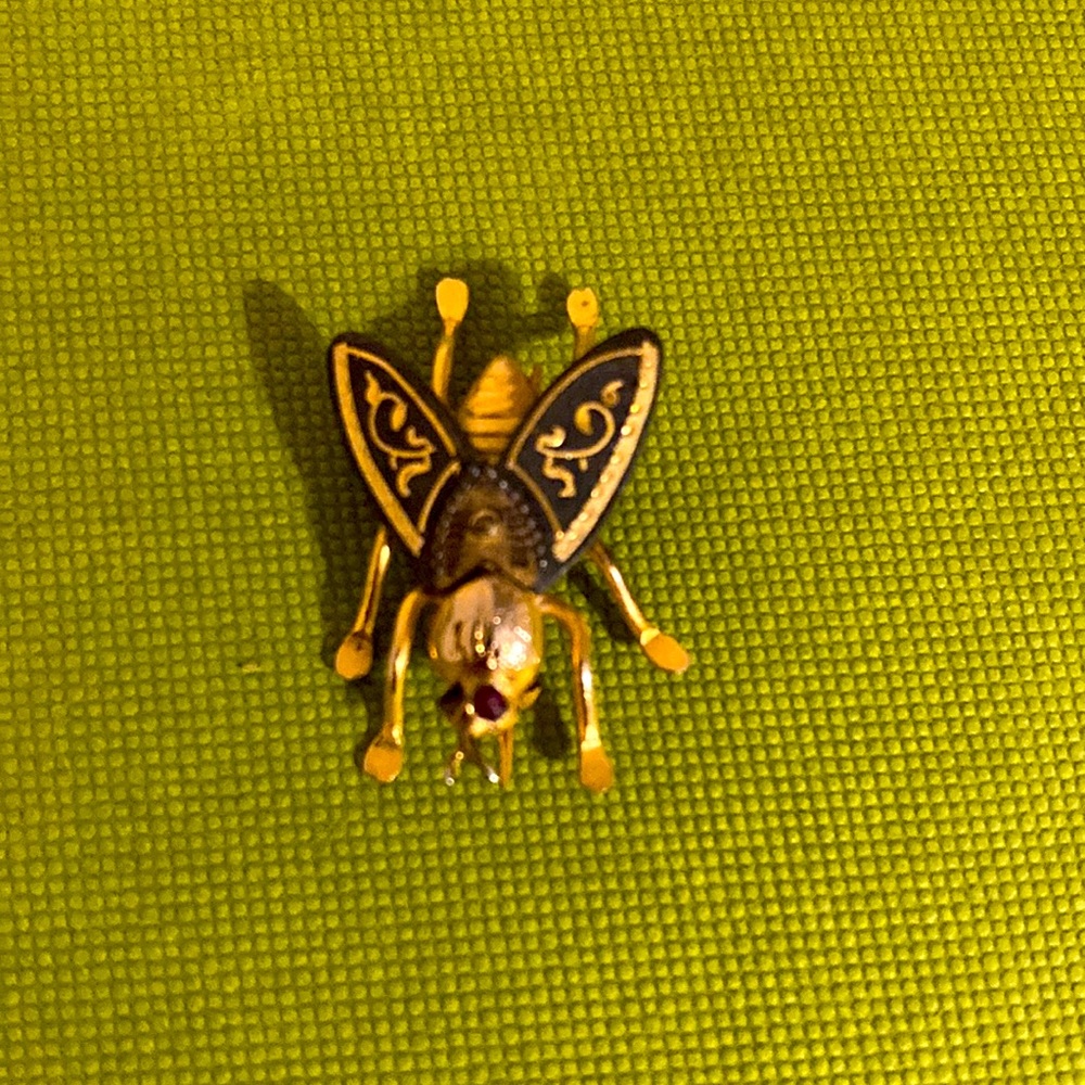 Vintage hand carved bee brooch 💃🐝🦢